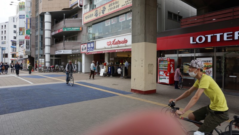 ② LOTTERIAの左側へ